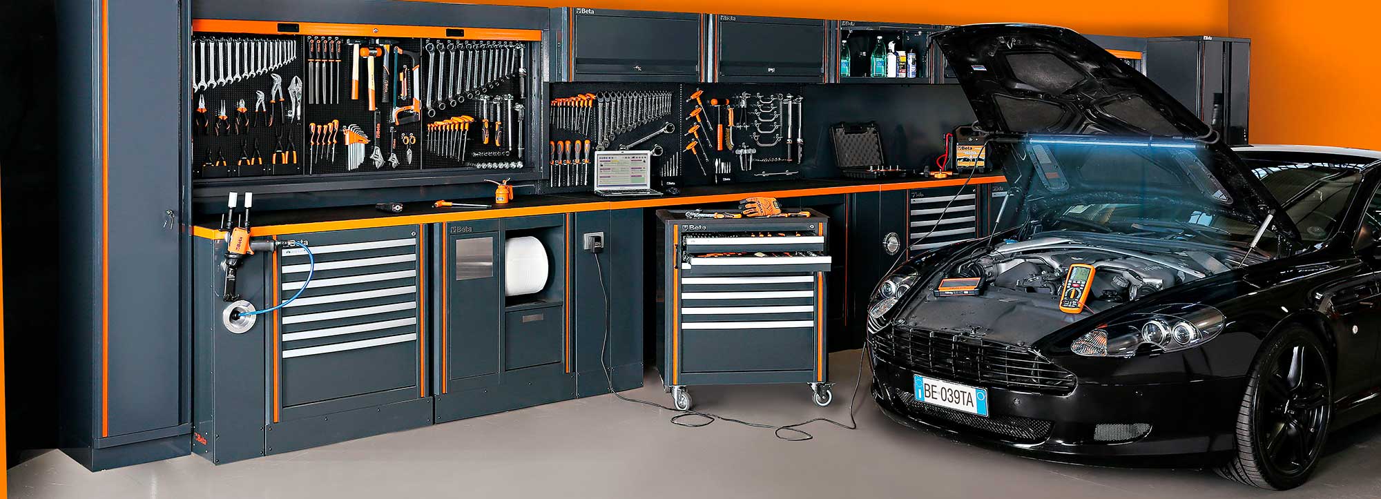 автомобиль с открытым капотом в мастерской