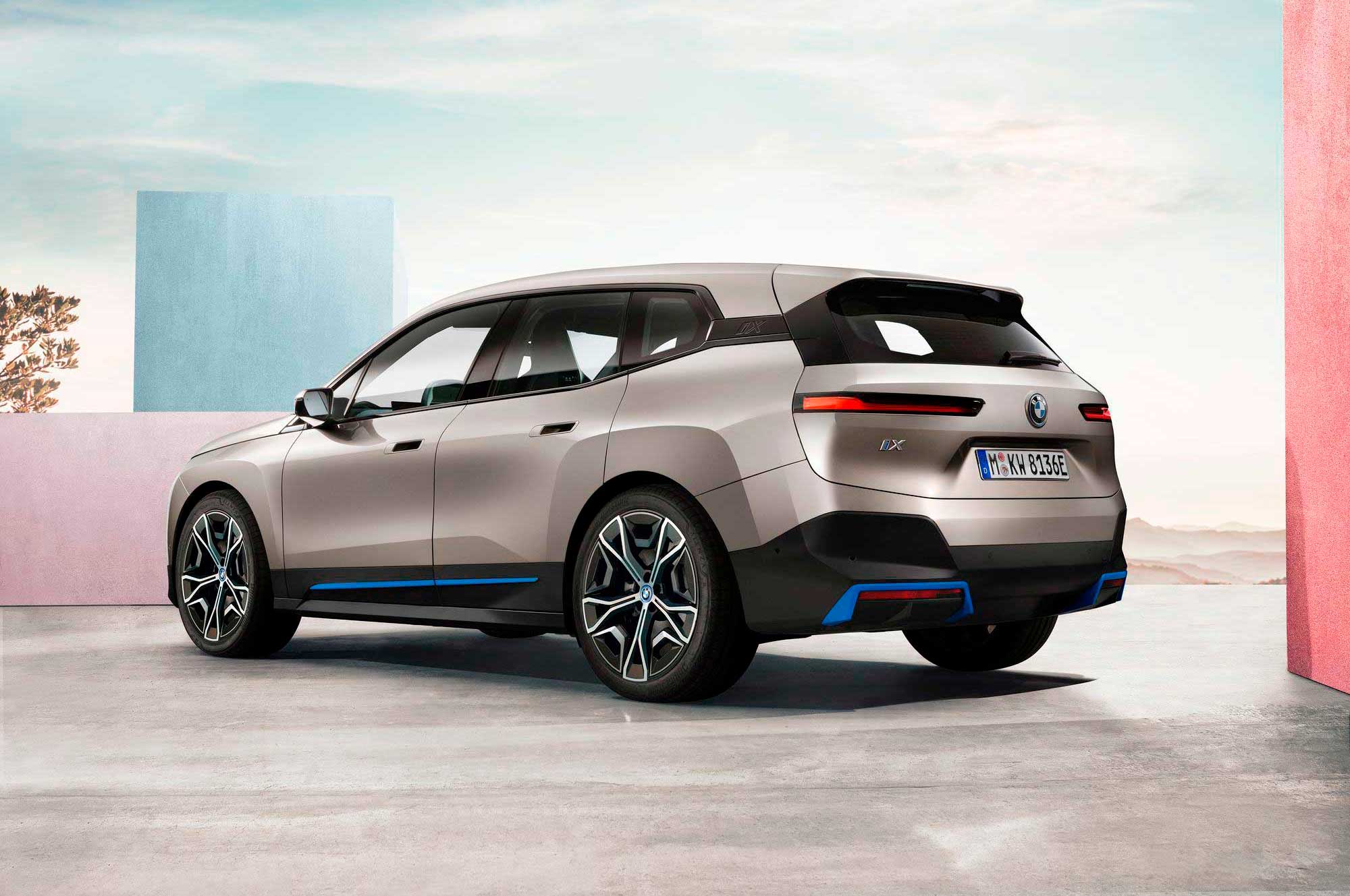 серая BMW iX xDrive задняя часть BMW iX xDrive серого цвета
