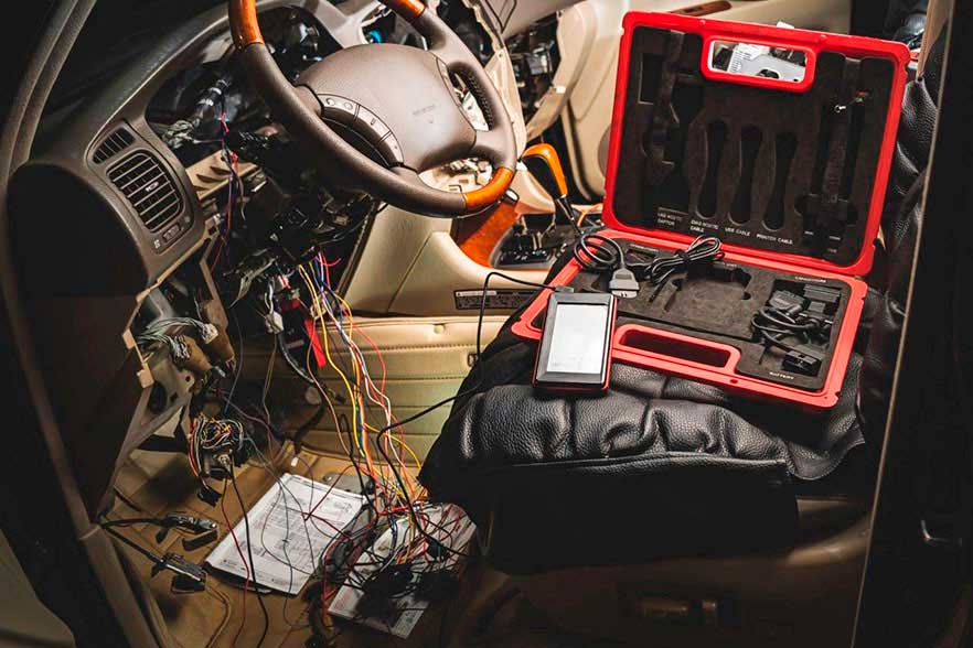 Разобранная приборная панель с проводами