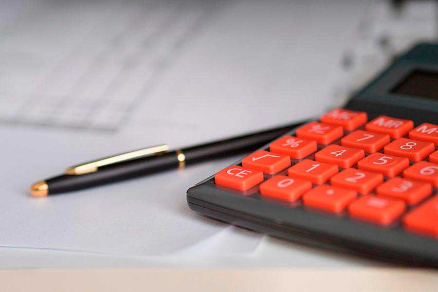 Калькулятор и шариковая ручка