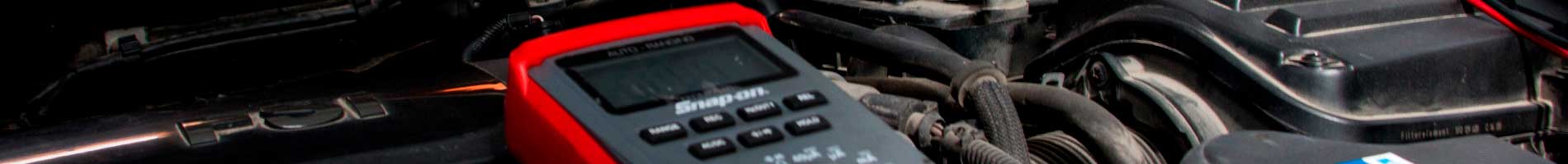 автосканер под капотом авто